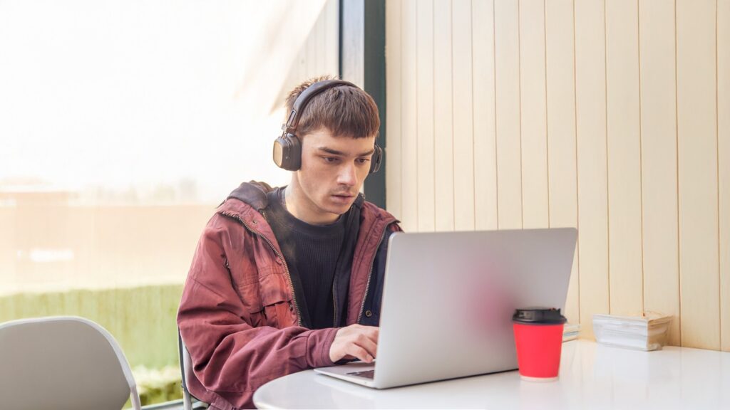 Python é uma boa linguagem para iniciantes? Descubra por que ela é ideal para começar na programação e como aprender do jeito certo.