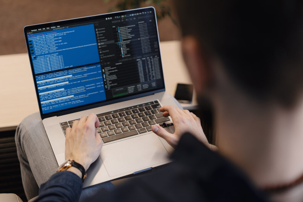 Descubra o que é Vibe Coding, como a Inteligência Artificial está mudando a programação e por que essa nova abordagem está transformando o desenvolvimento de software.
