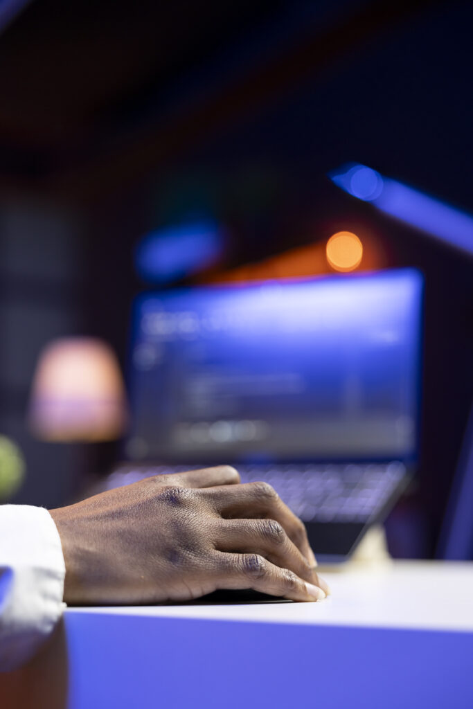 Descubra como a Inteligência Artificial está transformando o futuro da programação, quais habilidades serão mais valorizadas e como se preparar para o novo mercado.