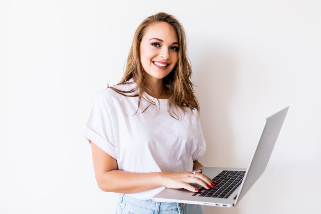 Descubra como conseguir seus primeiros freelas em tecnologia mesmo sendo iniciante. Aprenda a encontrar clientes, criar projetos reais e transformar conhecimento em oportunidades e renda.