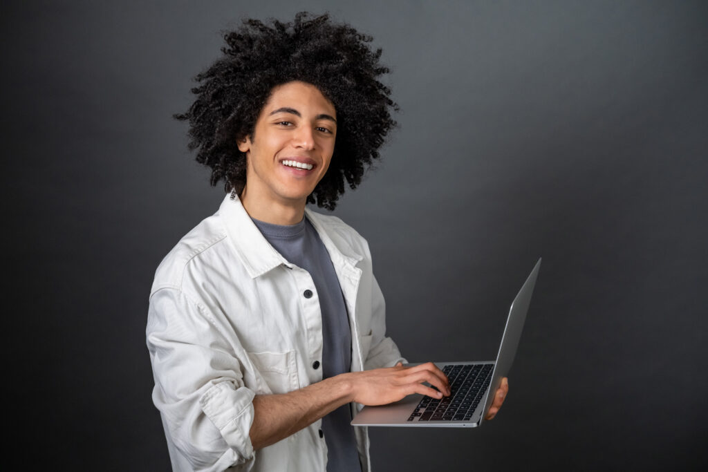 Aprenda como usar Inteligência Artificial na programação para aumentar sua produtividade, automatizar tarefas e desenvolver software com mais eficiência.
