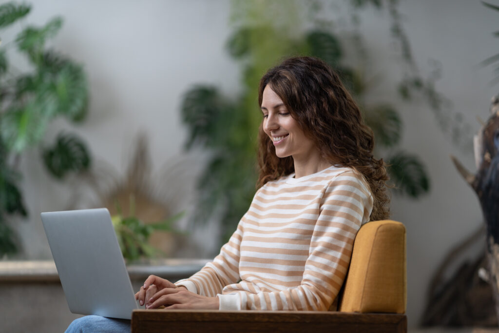 Descubra como transformar conhecimento em oportunidades na área de tecnologia com projetos, freelas, portfólio e habilidades para trabalhar na internet.