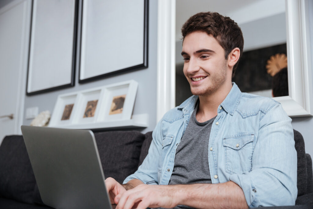 Aprenda como dividir um projeto de programação em partes menores, organizar tarefas, definir prioridades e desenvolver cada etapa de forma mais simples e organizada.