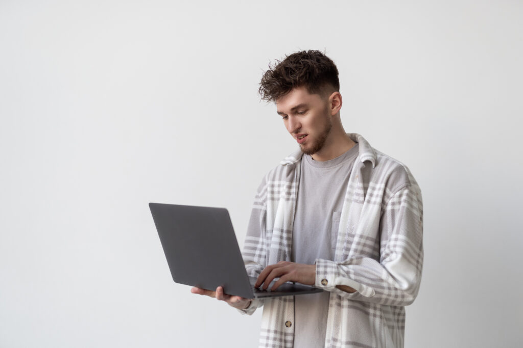 Aprenda como criar um projeto de programação, organizar ideias, definir funcionalidades, escolher tecnologias e desenvolver sua primeira versão.